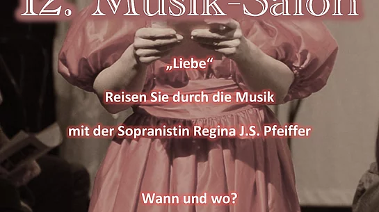 Einladung zum 12. Musik-Salon. Eine Frau in einem langen, glänzenden Kleid steht und hält ein Blatt Papier in den Händen