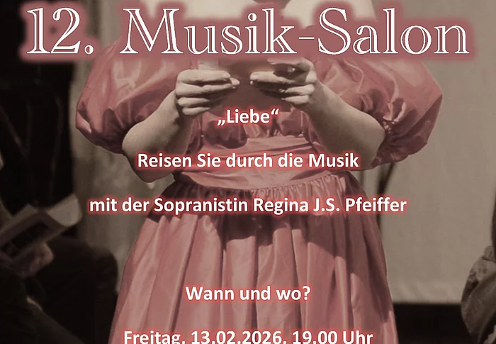 Einladung zum 12. Musik-Salon. Eine Frau in einem langen, glänzenden Kleid steht und hält ein Blatt Papier in den Händen