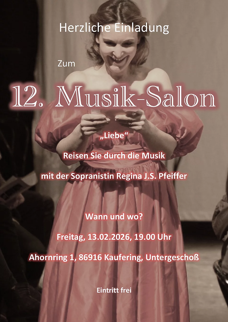Einladung zum 12. Musik-Salon. Eine Frau in einem langen, glänzenden Kleid steht und hält ein Blatt Papier in den Händen