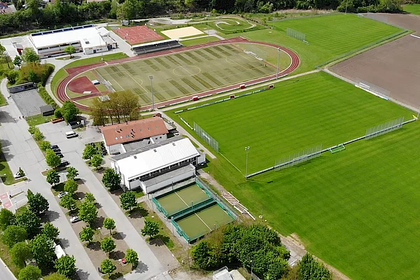 Sportanlage Kaufering von oben - Blick auf die fünf Rasensportplätze mit Flutlichtanlage
