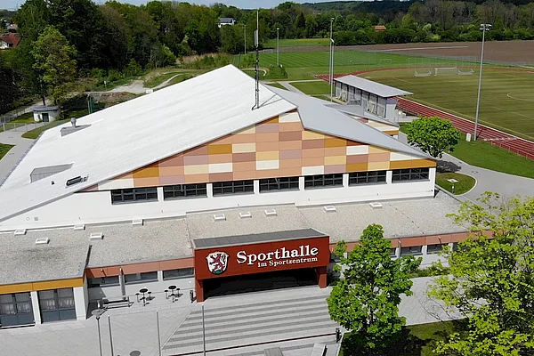 Sportanlage Kaufering von oben - Blick auf die Dreifachsporthalle