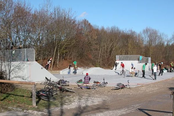 Sportanlage Kaufering - Skatepark mit Bank, Rail, Olliebox, Quater und Funbox
