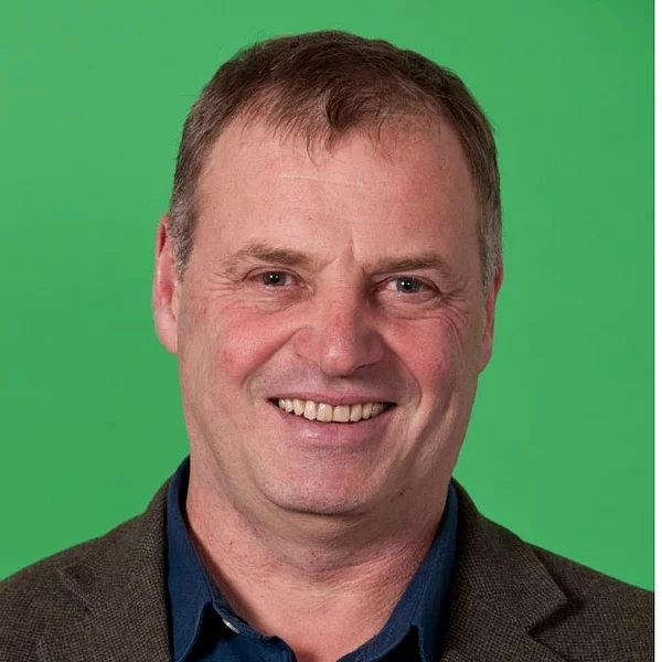 Andreas Keller, 3. Bürgermeister von Kaufering, lächeln mit günem Hintergrund