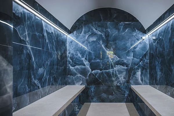 Lechtalbad Kaufering - Dampfbad mit blauen Marmorfliesen und weißen Sitzbänken