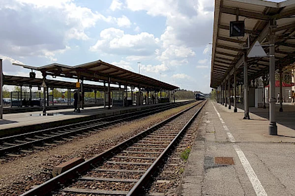 Bahnhof Kaufering, Blick auf die Gleise und Bahnsteige
