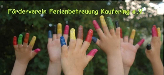 Viele Kinderhände mit bunten angemalten Fingern strecken nach oben