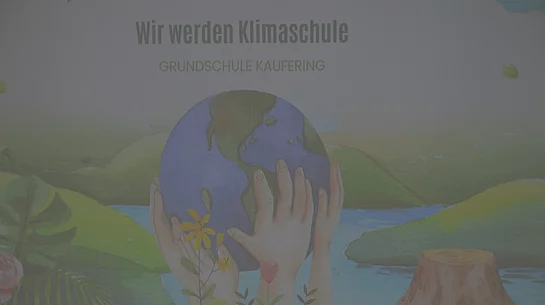 Illustration von Händen, die eine Erdkugel halten, umgeben von Pflanzen, mit dem Text 'Wir werden Klimaschule Grundschule Kaufering'