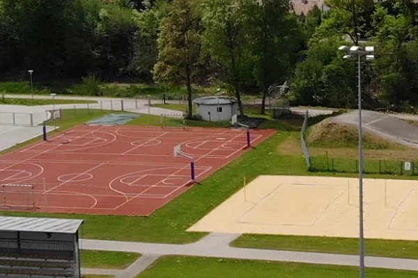 Sportanlage Kaufering von oben - Hartplatz und Multibeach Platz