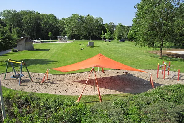 Naturfreibad Kaufering - Kinderbereich mit orangenem Sonnenschutzsegel und Sandspielfläche