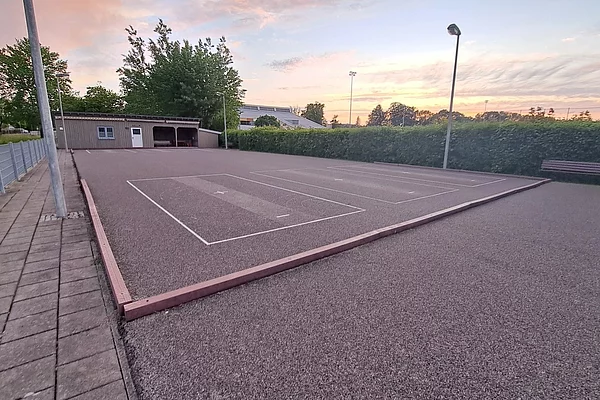 Sportanlage Kaufering - Stockbahn Platz im Abendlicht