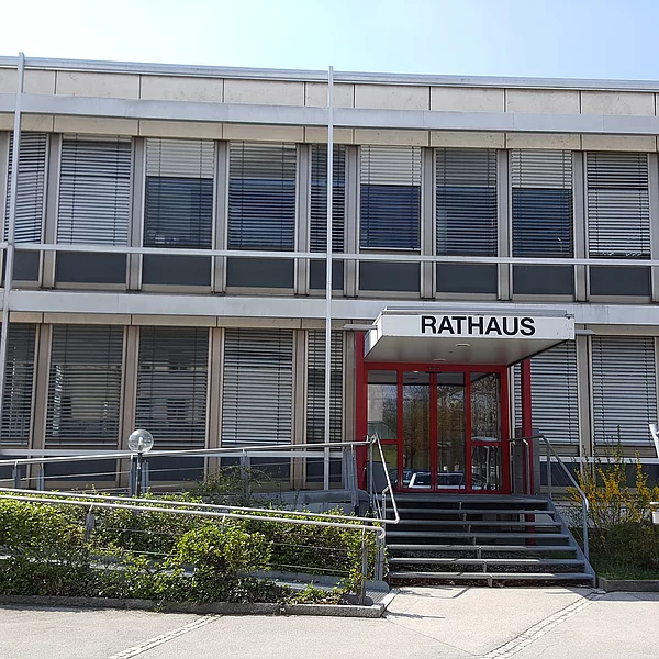 Rathaus Kaufering, Vorderansicht, mit Blick auf die Eingangstüre und den Schriftzug Rathaus.