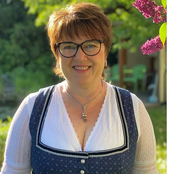 Gabriele Hunger, 2. Bürgermeisterin von Kaufering, lächeln, gekleidet im blauen Dirndl