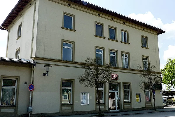 Bahnhofsgebäude von der Vorderseite