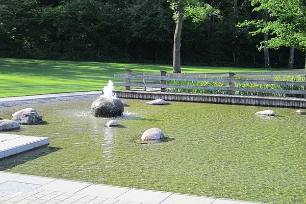 Naturfreibad Kaufering - Kinder-Schwimmbecken mit Sprudelstein
