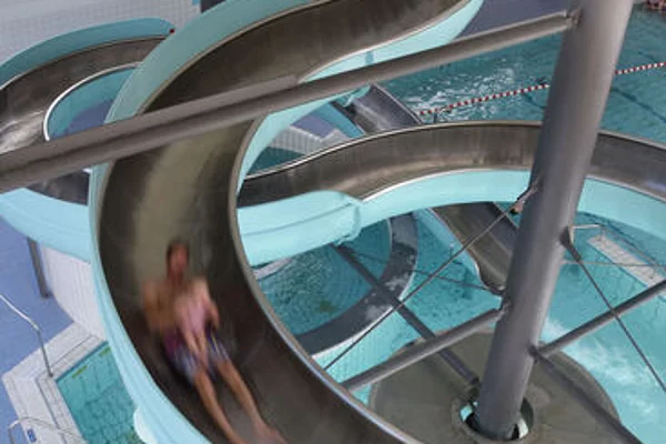 Lechtalbad Kaufering - Rutsche von Oben, Blick auf die Rutschbahn, in der gerade ein Junge hinunterrutscht