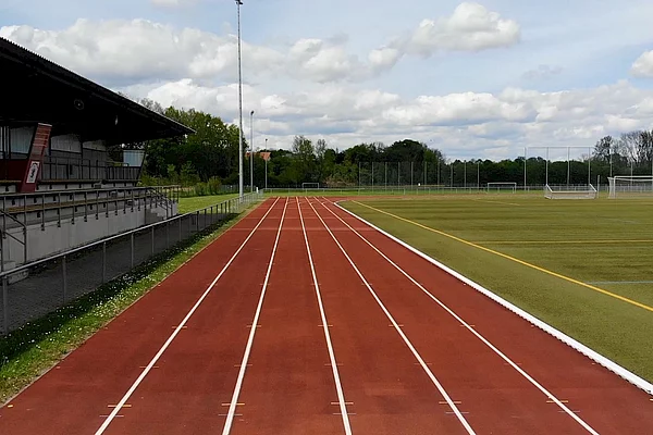 Sportanlage Kaufering - Blick auf die rote Laufbahn