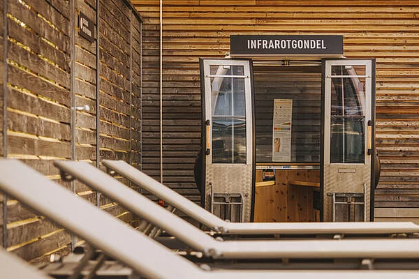 Lechtalbad Kaufering - Infrarotkabine mit vier Liegebänken