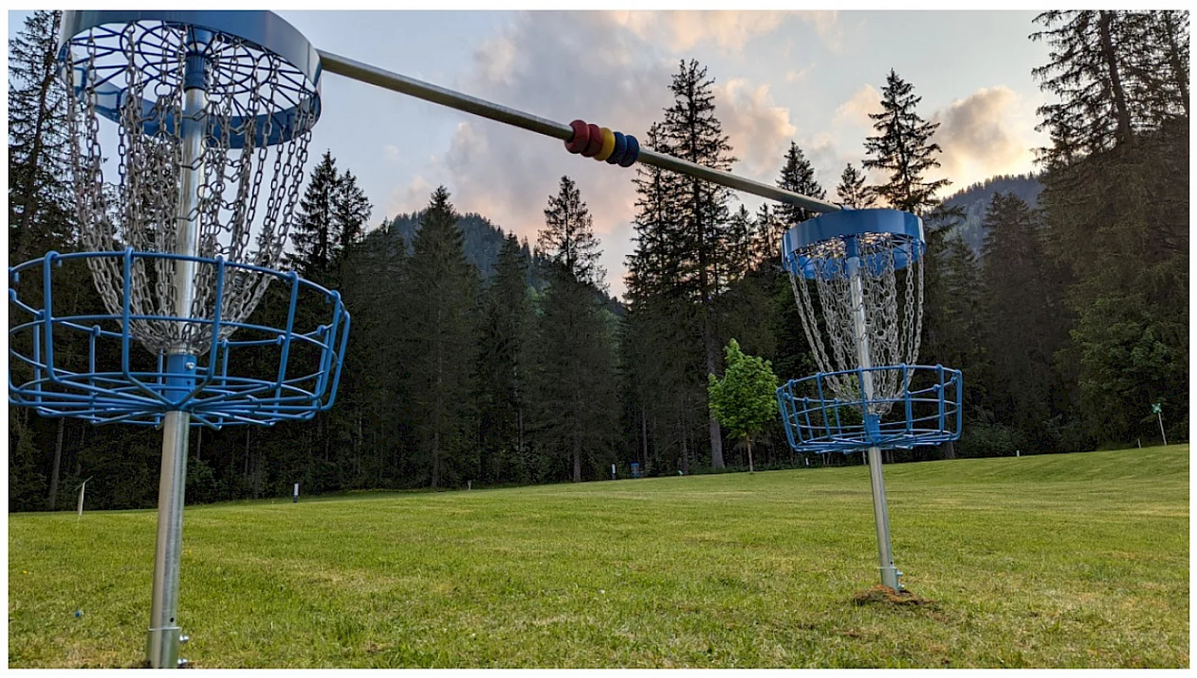 DiscGolf Körbe im Forstgarten bei Tag