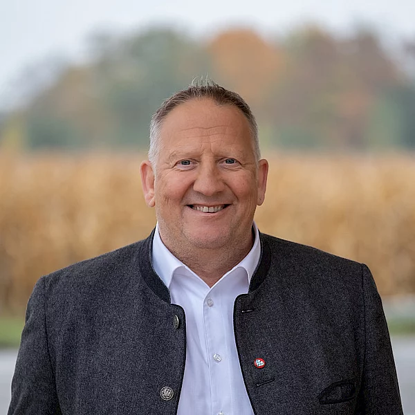 Thomas Salzberger, Erster Bürgermeister von Kaufering, lächelnd im Trachtenanzug im jahr 2025