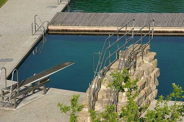 Naturfreibad Kaufering - von oben mit Blick auf den Sprungfelsen und das Sprungbrett
