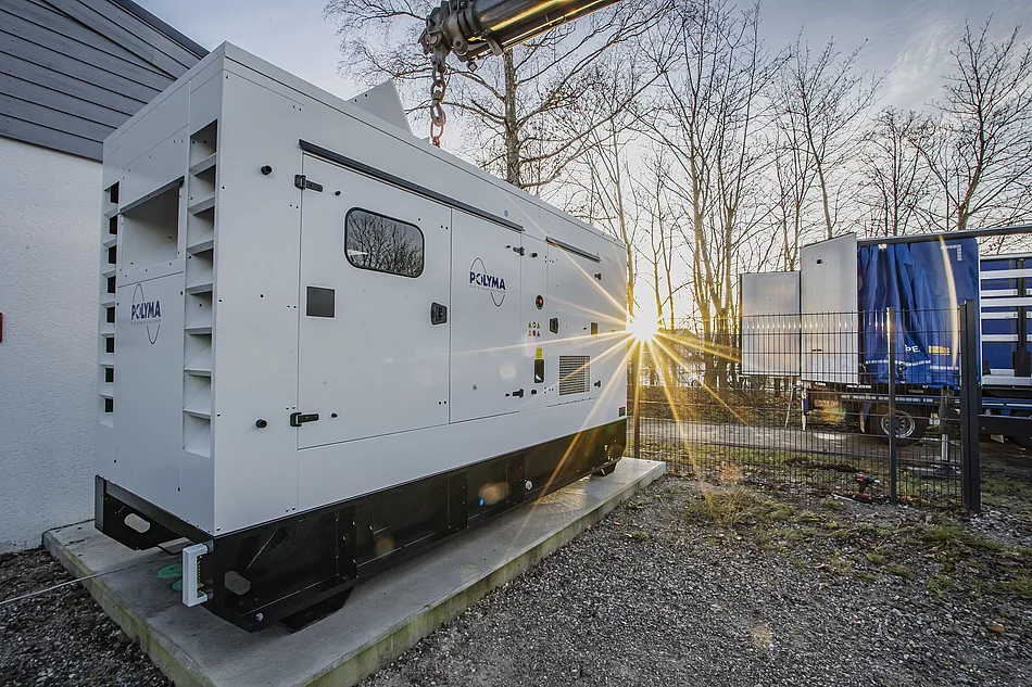 Notstromaggregat Maschine mit Sonnenstrahlen im Sonnenuntergang