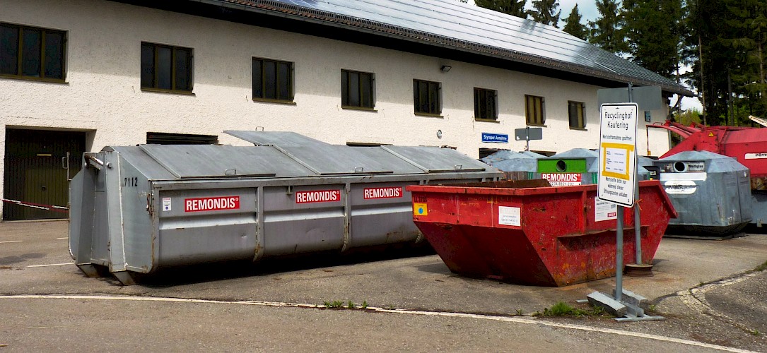 Foto von Abfallcontainern auf dem Recyclinghof Kaufering