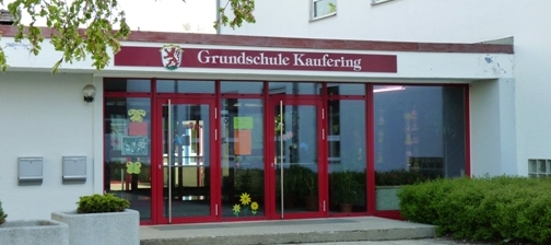 rote Eingangstüre Grundschule Kaufering