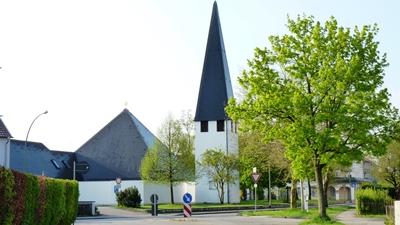Evangelische Pauluskirche von der Straße aus fotografiert
