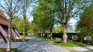 Pflasterweg durch den Friedhof Kaufering West