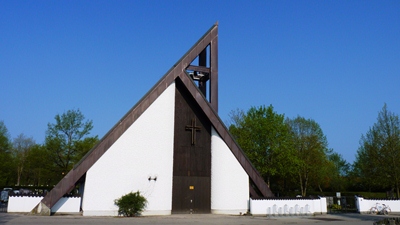 Foto von der Friedhofskapelle in Kaufering West im Sommer