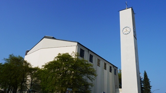 Turm und Kirchenschiff von außen von der Katholischen Kirche Kaufering Maria Himmelfahrt