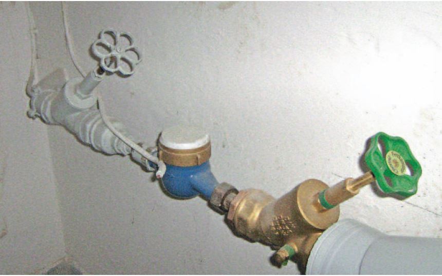 veralteter Wasserhausanschluss in einem Altbau veralteter Wasserhausanschluss in einem Altbau