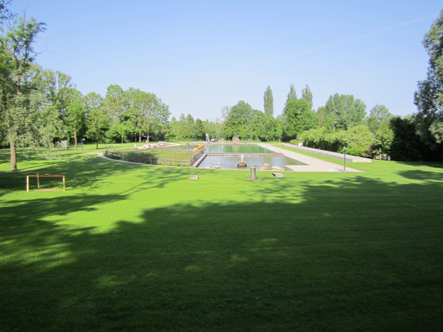 Blick auf die Liegeflächen im Naturerlebnisbad Kaufering