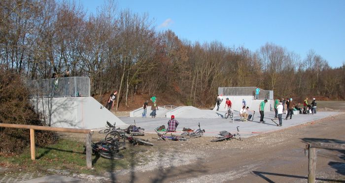 Skateplatz mit vielen Kindern, die skaten