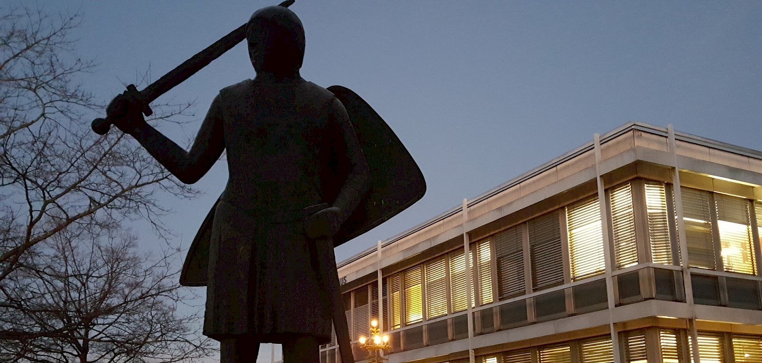 Bild vom Welfenbrunnen vor dem Rathaus Kaufering in der Abenddämmerung