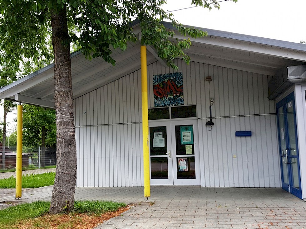 Foto vom Jugendhaus Kaufering, genannt OVAL. Frontseite Eingang